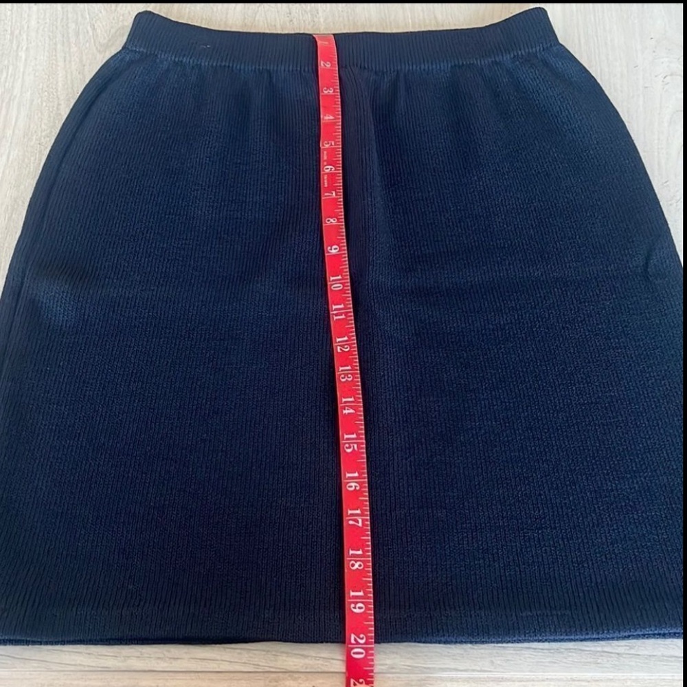 St. John Elegant Women's Navy Skirt Set with Gold Buttons - Picture 4 of 8